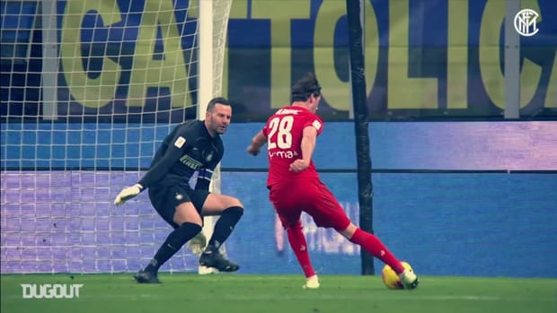 Dušan Vlahović brilliantly denied by Samir Handanović